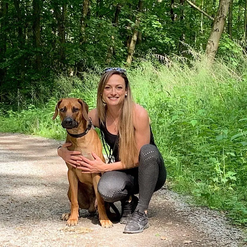 Selin mit Morpheus auf einem Waldweg